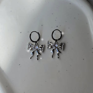 [IZNA Coco Earrings] Melting Ribbon Huggies earrings - Silver Color