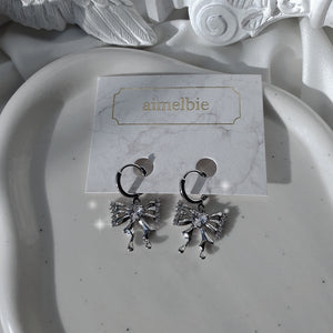 [IZNA Coco Earrings] Melting Ribbon Huggies earrings - Silver Color