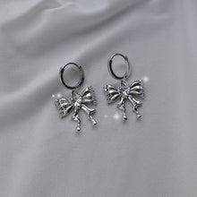 Load image into Gallery viewer, [IZNA Coco Earrings] Melting Ribbon Huggies earrings - Silver Color