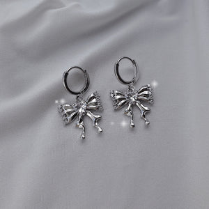 [IZNA Coco Earrings] Melting Ribbon Huggies earrings - Silver Color