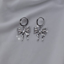Load image into Gallery viewer, [IZNA Coco Earrings] Melting Ribbon Huggies earrings - Silver Color