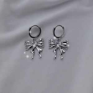[IZNA Coco Earrings] Melting Ribbon Huggies earrings - Silver Color