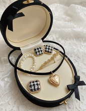 Load image into Gallery viewer, [Suzy from 'Doona!', IVE Yujin choker] Vintage Heart Locket Choker