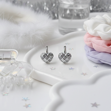 Load image into Gallery viewer, [NMIXX Kyujin Earrings] Petit Check Pattern Heart Huggies Earrings - Silver Color