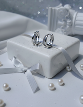 Load image into Gallery viewer, Glint Dual Ring Huggies Earrings