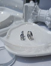 Load image into Gallery viewer, Glint Dual Ring Huggies Earrings