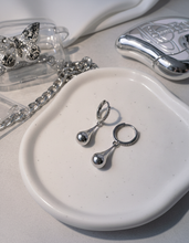 Load image into Gallery viewer, [ITZY Yuna Earrings] Metalic Waterdrop Huggies Earrings