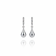 Load image into Gallery viewer, [ITZY Yuna Earrings] Metalic Waterdrop Huggies Earrings