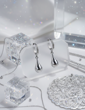 Load image into Gallery viewer, [ITZY Yuna Earrings] Metalic Waterdrop Huggies Earrings