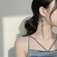 Load image into Gallery viewer, [fromis_9 Chaeyoung Earrings] Hydro Flower Earrings