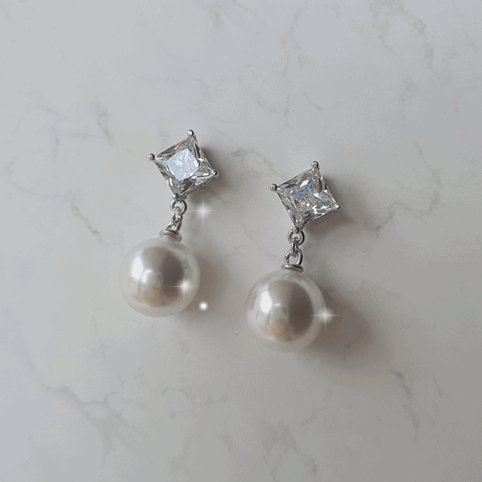 Diamond Pearl Earrings - Silver (Weeekly Jihan Earrings)