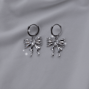 [IZNA Coco Earrings] Melting Ribbon Huggies earrings - Silver Color