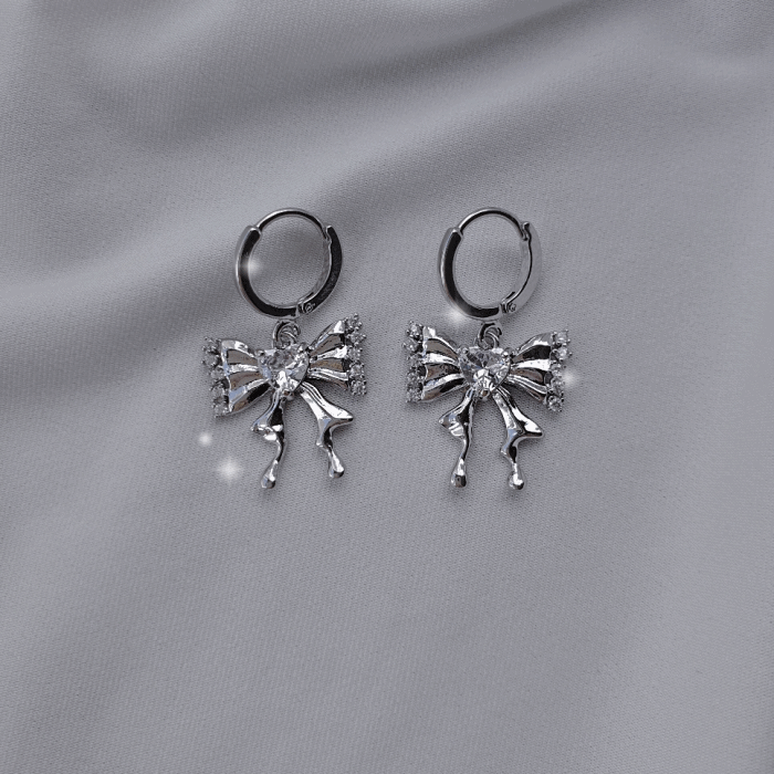 [IZNA Coco Earrings] Melting Ribbon Huggies earrings - Silver Color