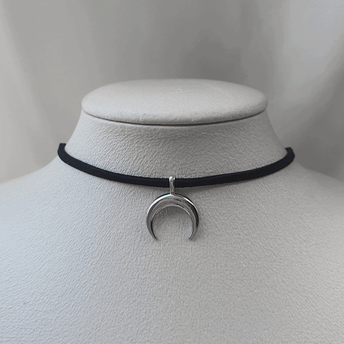 牡丹ᑦᑋᵃᵑ*୨୧*˚·♡ NMIXX Kyujin Necklace] Upside Down Crescent Moon Choker