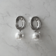 Load image into Gallery viewer, [Cho Yeojeong (&#39;Parasite&#39; Actress) Earrings] Vintage Oval Ring and Pearl Earrings - Silver Color