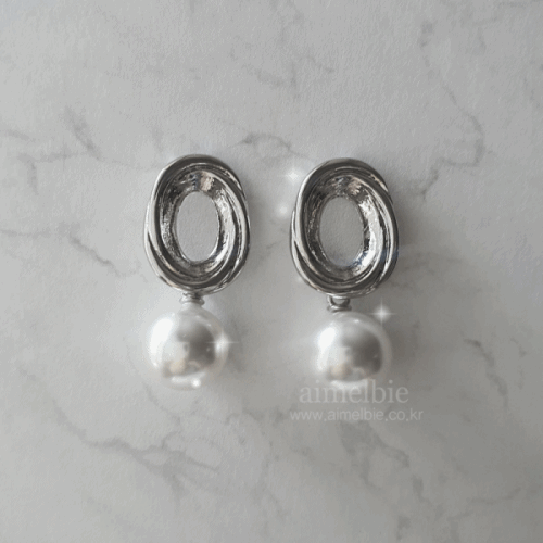 [Cho Yeojeong ('Parasite' Actress) Earrings] Vintage Oval Ring and Pearl Earrings - Silver Color