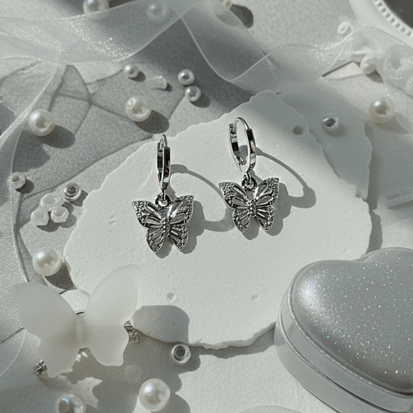 [ITZY Yuna Earrings] The Little Butterfly Huggies Earrings