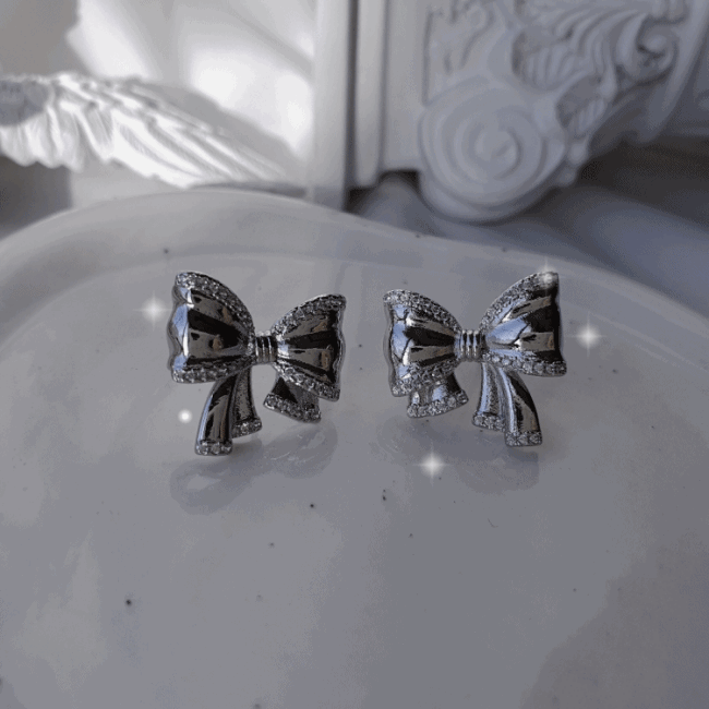 [ILLIT Wonhee Earrings] Puffy Ribbon Earrings - Silver Color