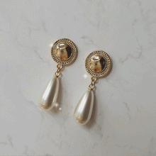 Load image into Gallery viewer, Ethnic Button and Long Pearl Earrings - Gold