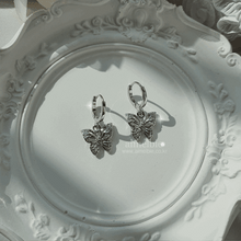 Load image into Gallery viewer, [ITZY Yuna Earrings] The Little Butterfly Huggies Earrings
