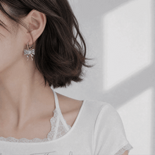 Load image into Gallery viewer, [IZNA Coco Earrings] Melting Ribbon Huggies earrings - Silver Color