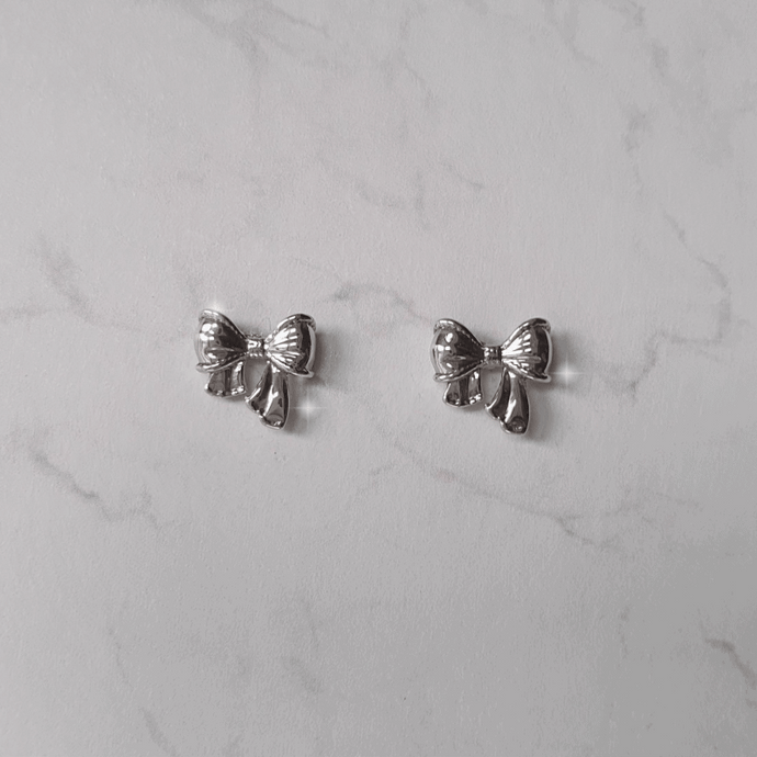 [ITZY Lia Earrings] Petit Daily Ribbon Earrings - Silver