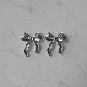 [ILLIT Iroha, NMIXX Haewon Earrings] Ballerina Ribbon Earrings - Silver