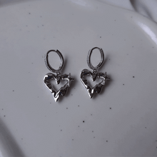 Load image into Gallery viewer, Melting Metalic Heart Huggies Earrings