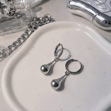 Load image into Gallery viewer, [ITZY Yuna Earrings] Metalic Waterdrop Huggies Earrings