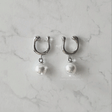 Load image into Gallery viewer, Horse Shoe and Pearl Earrings (Small) - Silver (Kep1er Yujin Earrings)