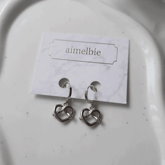 [VIVIZ Eunha Earrings] Pretzel Huggies Earrings - Silver Color
