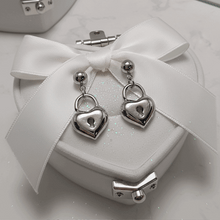 Load image into Gallery viewer, [LE SSERAFIM Heo Yoon Jin Earrings] Silver Heart Lock Earrings