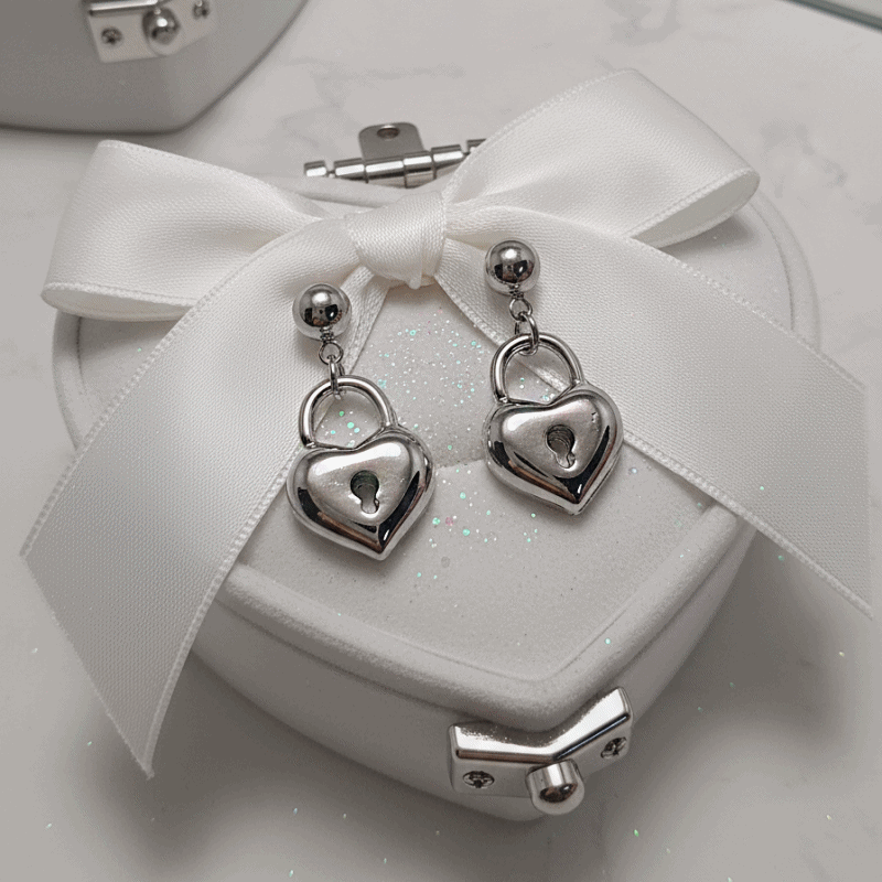 LE SSERAFIM Heo Yoon Jin Earrings] Silver Heart Lock Earrings