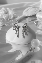 Load image into Gallery viewer, [Aespa Winter, NingNing Earrings] Metalic Liquid Ribbon Earrings - Silver Color