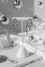 Load image into Gallery viewer, [Aespa Winter, NingNing Earrings] Metalic Liquid Ribbon Earrings - Silver Color