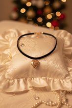 Load image into Gallery viewer, [Suzy from 'Doona!', IVE Yujin choker] Vintage Heart Locket Choker