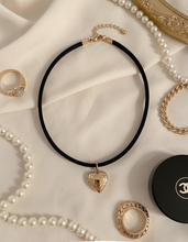 Load image into Gallery viewer, [Suzy from 'Doona!', IVE Yujin choker] Vintage Heart Locket Choker