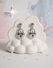Load image into Gallery viewer, [LE SSERAFIM Heo Yoon Jin Earrings] Silver Heart Lock Earrings
