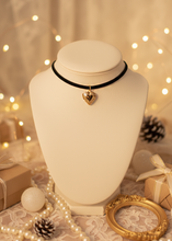 Load image into Gallery viewer, [Suzy from 'Doona!', IVE Yujin choker] Vintage Heart Locket Choker