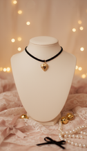 Load image into Gallery viewer, [Suzy from 'Doona!', IVE Yujin choker] Vintage Heart Locket Choker