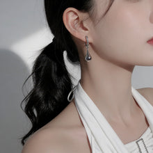 Load image into Gallery viewer, [ITZY Yuna Earrings] Metalic Waterdrop Huggies Earrings