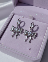 Load image into Gallery viewer, [IZNA Coco Earrings] Melting Ribbon Huggies earrings - Silver Color