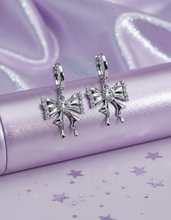Load image into Gallery viewer, [IZNA Coco Earrings] Melting Ribbon Huggies earrings - Silver Color