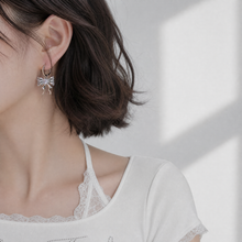 Load image into Gallery viewer, [IZNA Coco Earrings] Melting Ribbon Huggies earrings - Silver Color