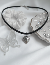Load image into Gallery viewer, [Aespa Winter Choker] Vintage Heart Locket Choker - Silver Color