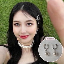 Load image into Gallery viewer, [fromis_9 Nakyung Earrings] Horse Shoe and Pearl Earrings (Medium) - Silver