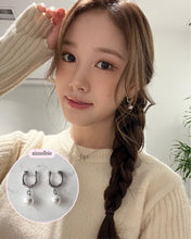 Load image into Gallery viewer, [STAYC J, Kep1er Yujin Earrings] Horse Shoe and Pearl Earrings (Small) - Silver