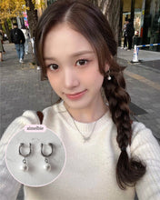 Load image into Gallery viewer, [STAYC J, Kep1er Yujin Earrings] Horse Shoe and Pearl Earrings (Small) - Silver