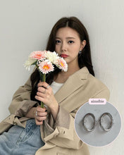 Load image into Gallery viewer, Knotted Oval Ring Earrings - Silver (fromis_9 Jiwon, Rocket Punch Yeonhee, Dia Eunchae Earrings)