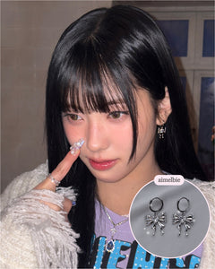 [IZNA Coco Earrings] Melting Ribbon Huggies earrings - Silver Color